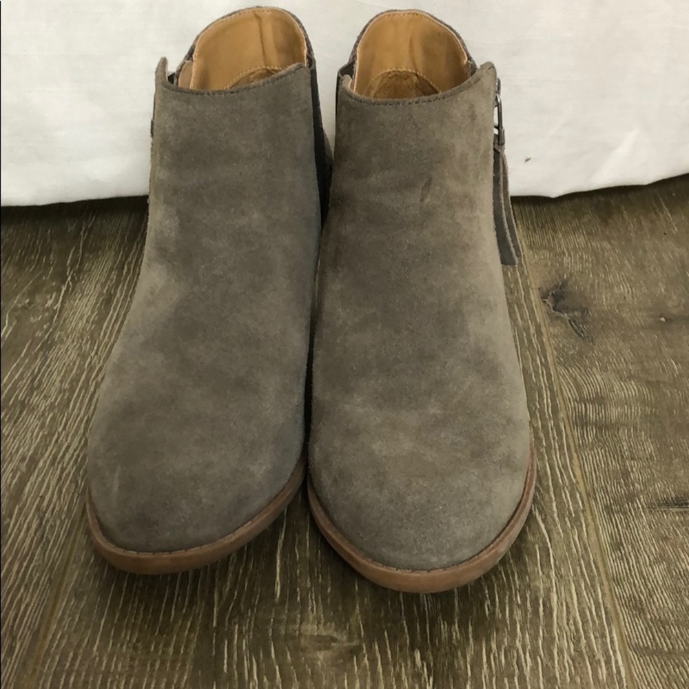 Vionic Gray shoes! - Picture 2 of 4